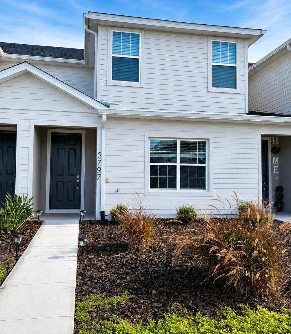 3 bed, 2.5 bath, 1705 sqft, $2,300 — Photo 1