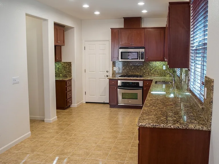 437 Carema Ct — Photo 8