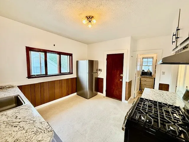 2 bed, 9999 sqft, $3,100 — Photo 3