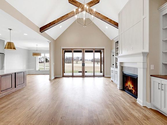 4th image of 305 Five Oaks Blvd