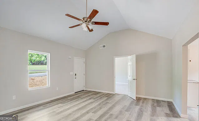 3 bed, 2.0 bath, 1400 sqft, $2,000 — Photo 3