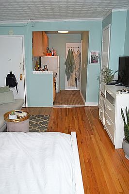 5th image of 326 E 6th St APT 12