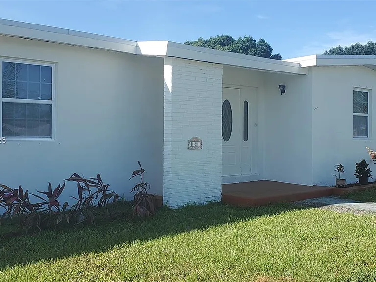 131 SE Serenata Ct — Photo 3