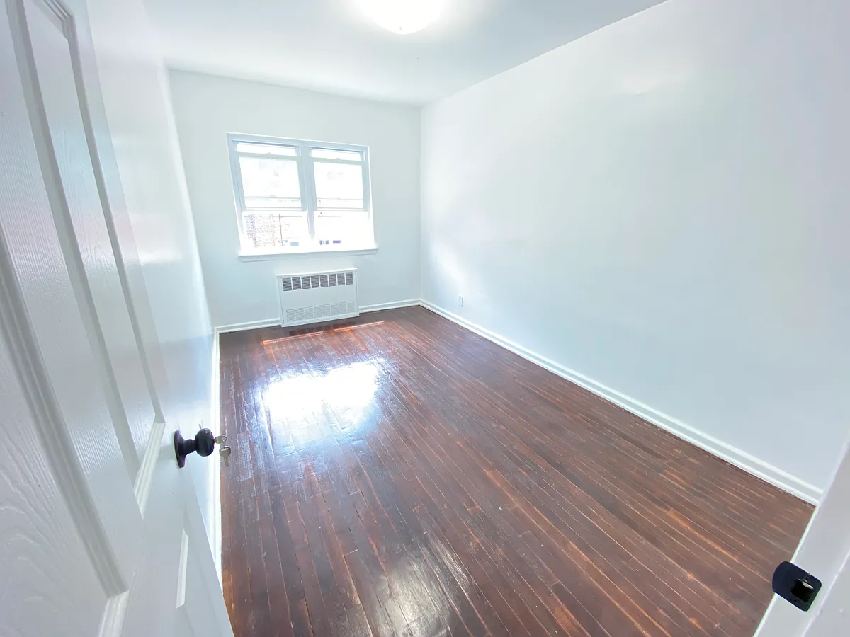 Building Photo - 566 E 84th St #2