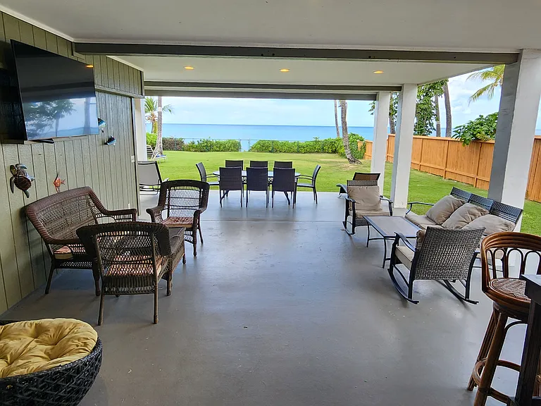 Covered Lanai with bar and TV