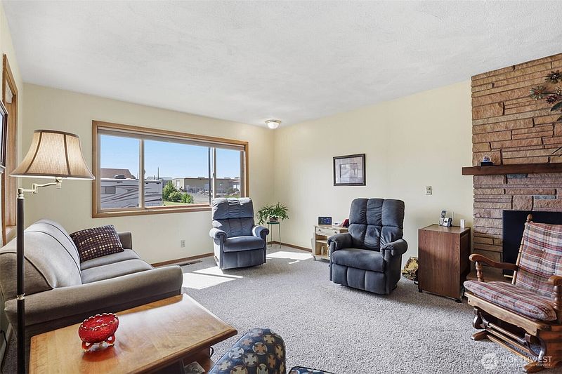 4th image of 401 11th Street