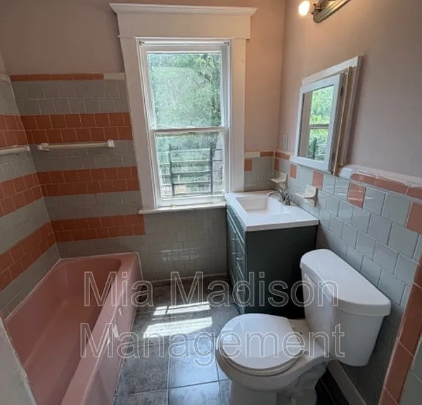 513 W 35th St #B — Photo 8