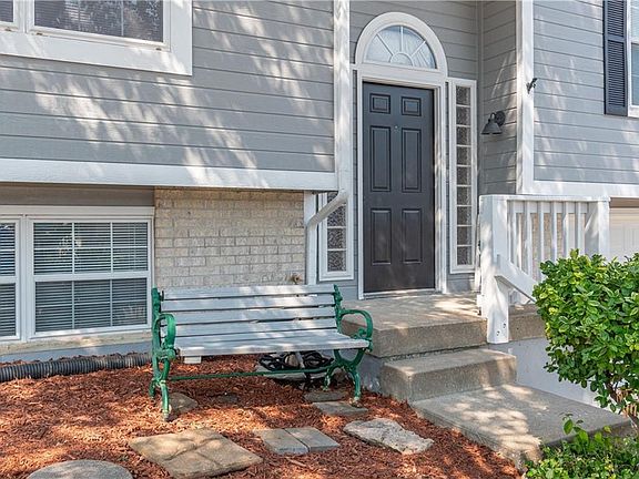 3rd image of 800 SE Brome Dr