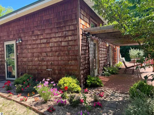 6679 Lincoln Rd, Beulah, MI 49617