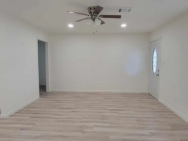 7409 Valeda Dr — Photo 8