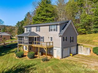 74 River Rd, Penrose, NC 28766