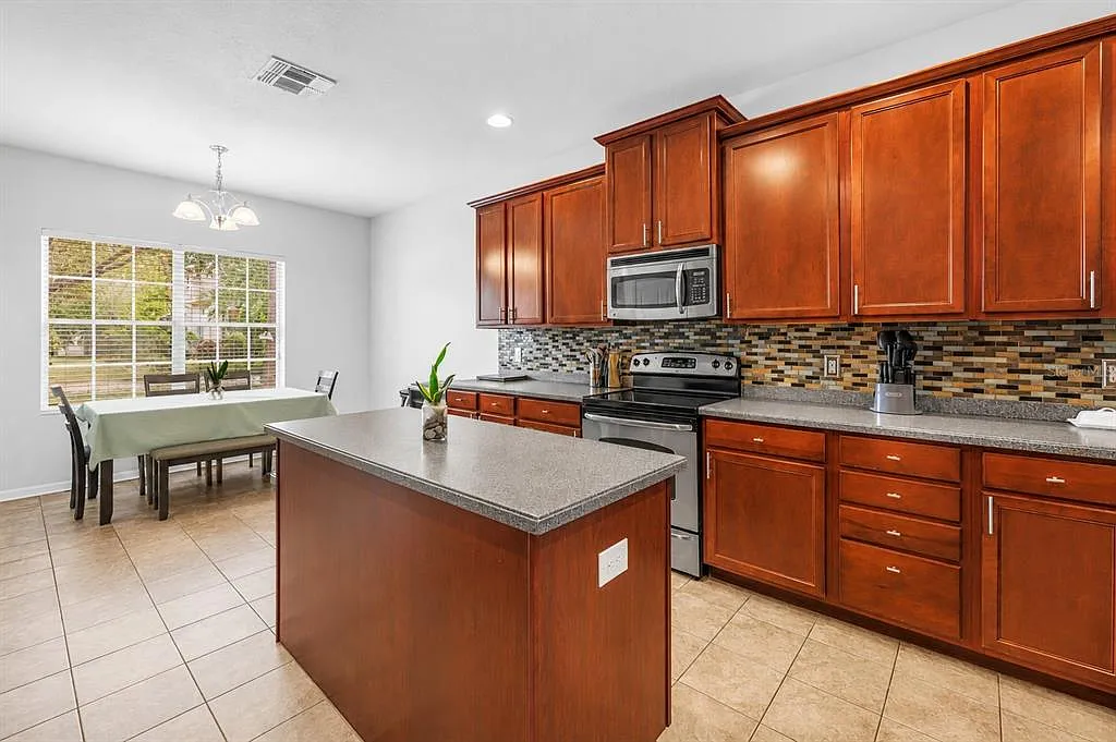3 bed, 2.5 bath, 2368 sqft, $2,300 — Photo 4