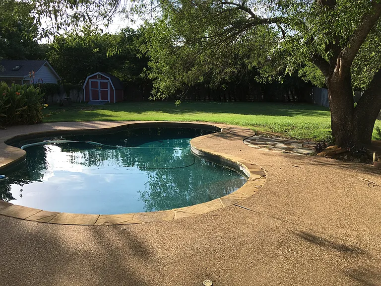 Pool without fence