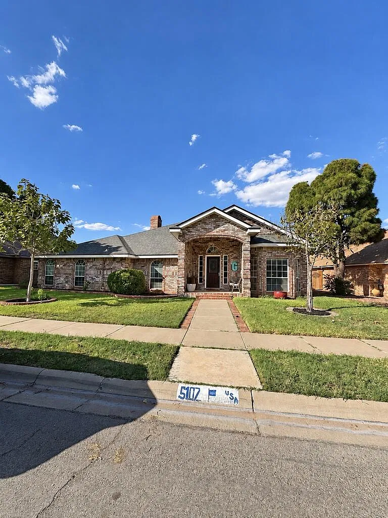 3 bed, 2.5 bath, 2627 sqft, $4,000 — Photo 1