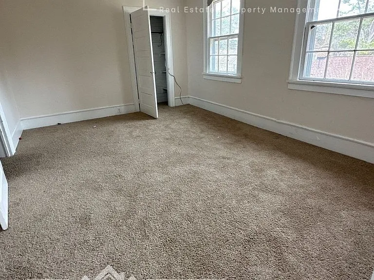 2607 Oxford Rd — Photo 12