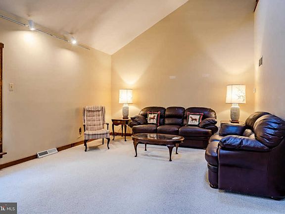 4th image of 404 Banyon Ln