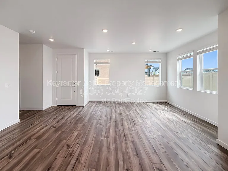 1760 N Big Star Ave — Photo 5