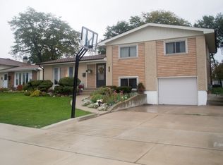 705 S Lodge Ln, Lombard, IL 60148