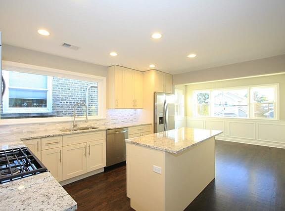 3rd image of 5351 W Sunnyside Ave