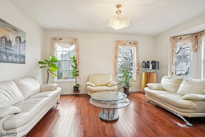 5 bed, 3.0 bath, $5,000 — Photo 4