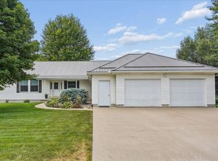 385 Hickory Ln, Lansing, IA 52151