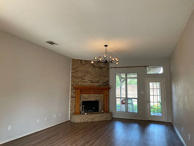 1304 Rosewood Ln — Photo 7