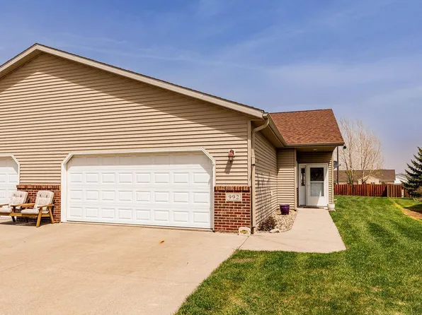 992 33rd St S, Moorhead, MN 56560