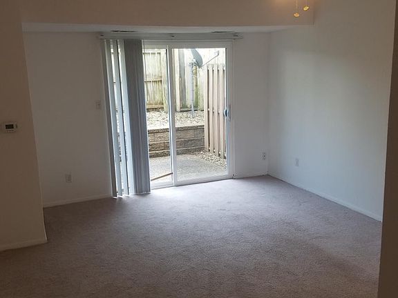 Has new carpet since this photo was taken