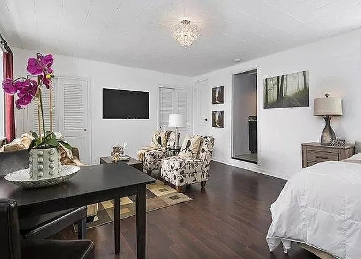 Studio, 1.0 bath, $1,550 — Photo 3