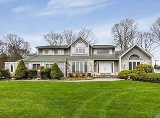 2 Meadow Ridge Ct, Woodbury, NY 11797