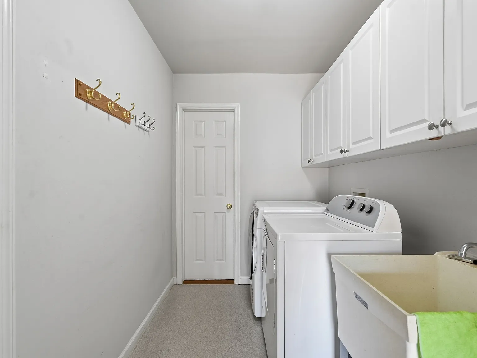 3 bed, 2.5 bath, 1916 sqft, $3,700 — Photo 3