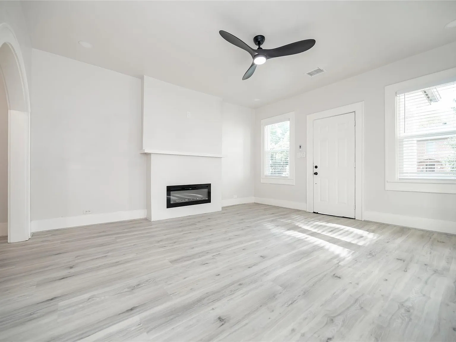 2 bed, 1.0 bath, 1472 sqft, $1,950 — Photo 2