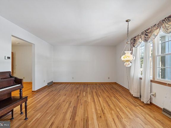 5th image of 5 Meadow Wood Dr
