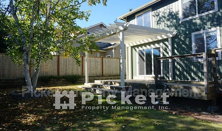 2037 NE Gustaf St — Photo 31