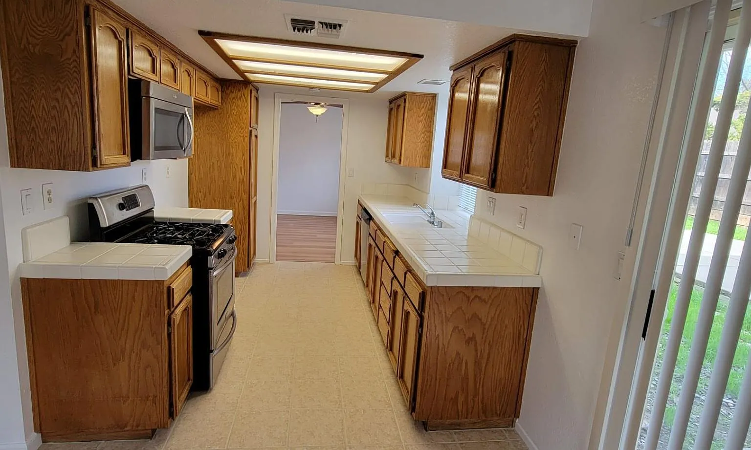 3 bed, 2.5 bath, 1623 sqft, $2,195 — Photo 2