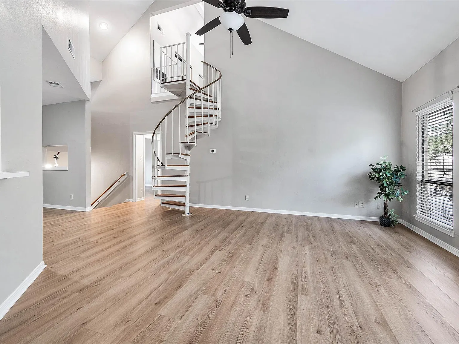 2 bed, 1.0 bath, 1118 sqft, $1,698 — Photo 4
