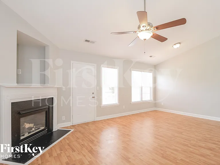 1800 Holly Crescent Ln — Photo 4