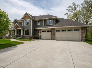 24 Crescent Ln, North Oaks, MN 55127