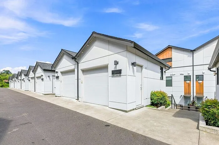 3819 S Cloverdale St — Photo 48