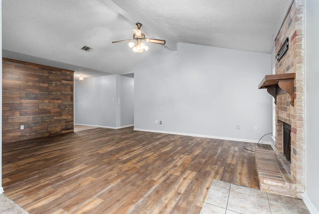 3 bed, 1353 sqft, $1,600 — Photo 3