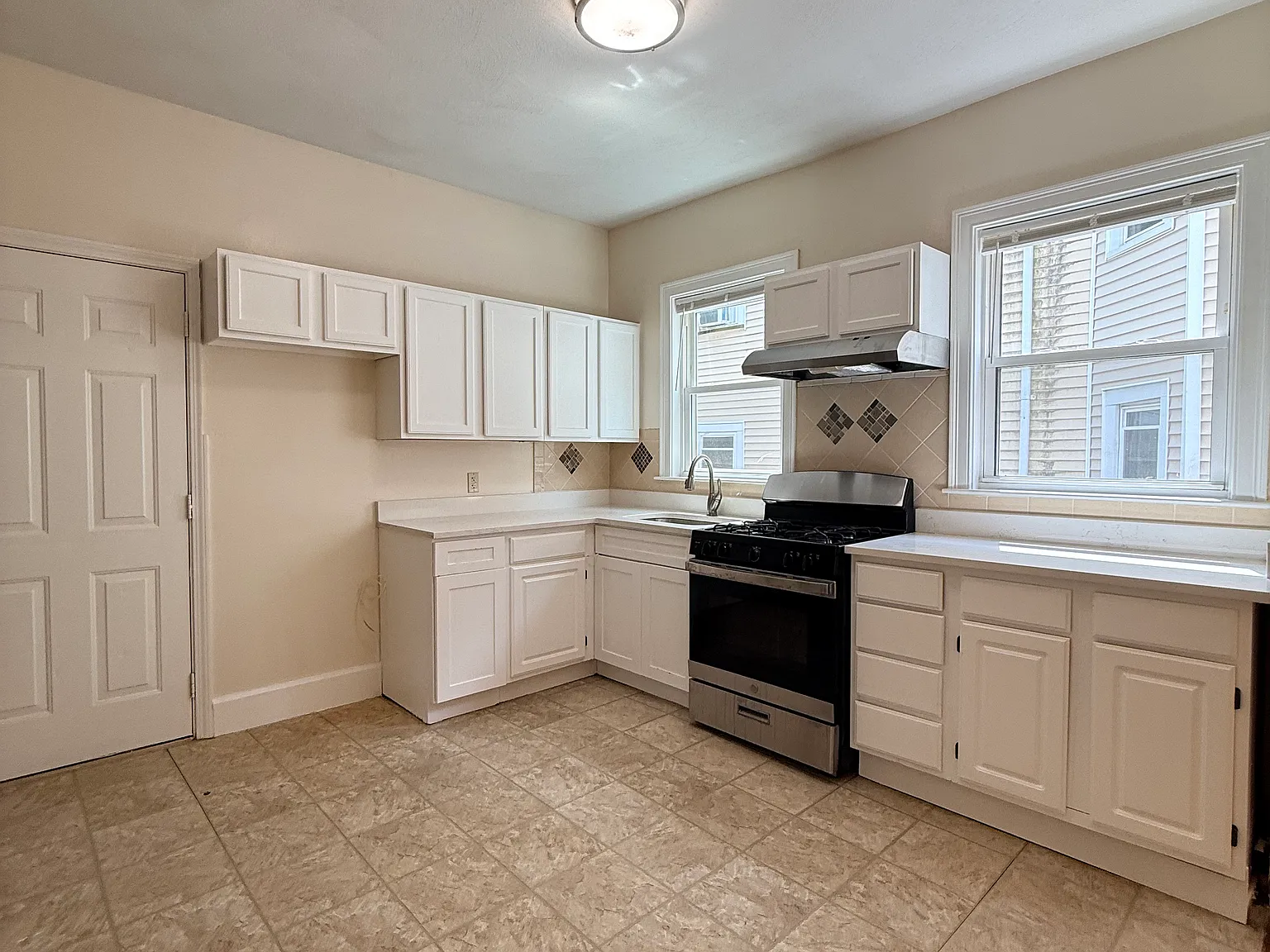 3 bed, 900 sqft, $3,200 — Photo 4