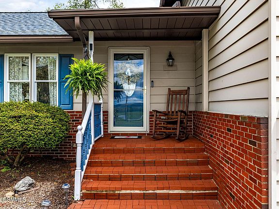 2nd image of 212 Oakgrove Rd