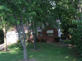 909 4th St, Charleston, IL 61920