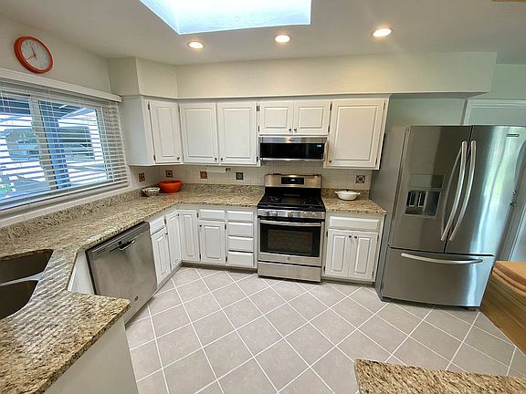 3rd image of 2812 Palomas Dr NE
