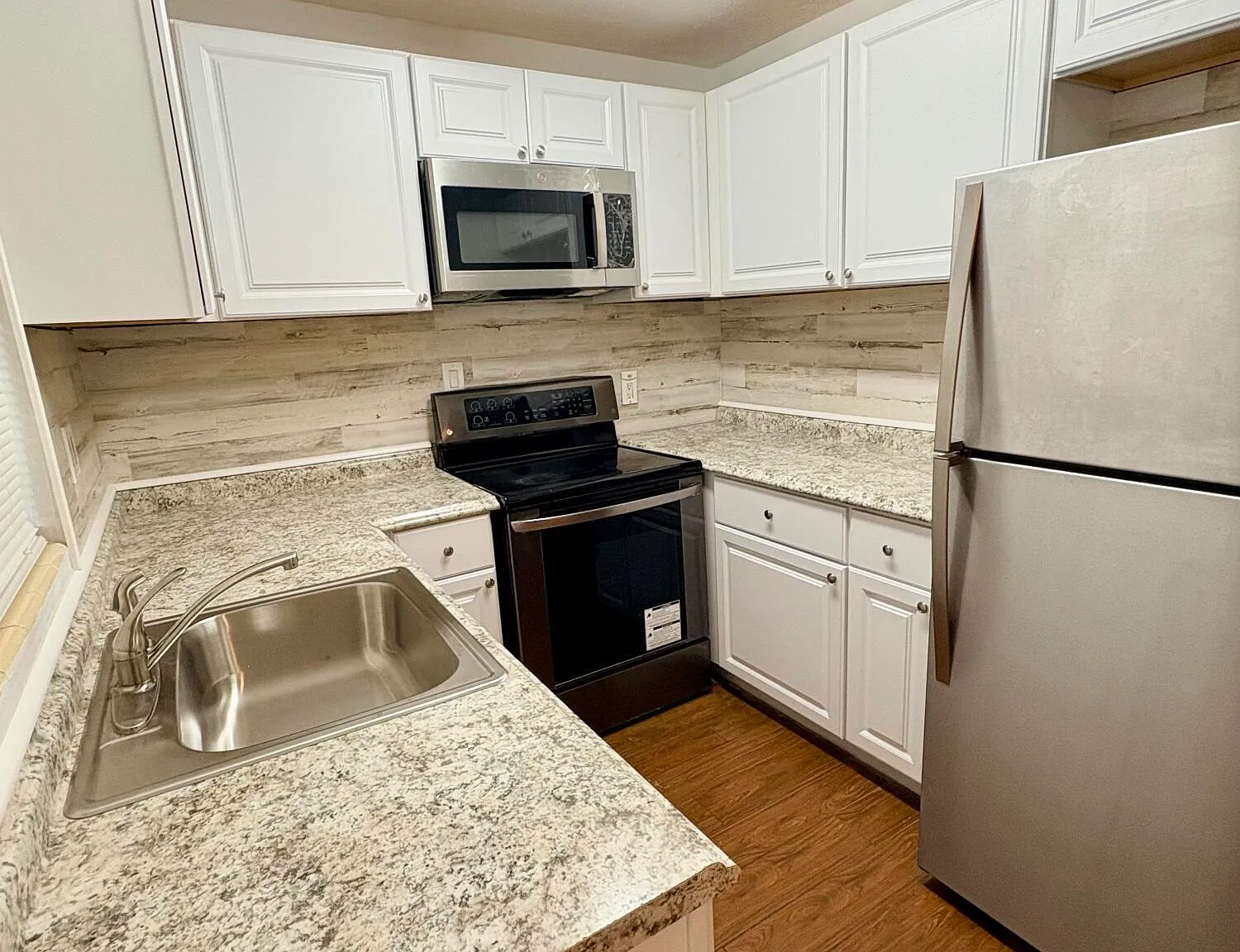 3 bed, 2.0 bath, 1184 sqft, $2,000 — Photo 3