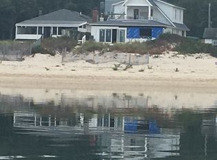 39 Oakhurst Rd, Hampton Bays, NY 11946