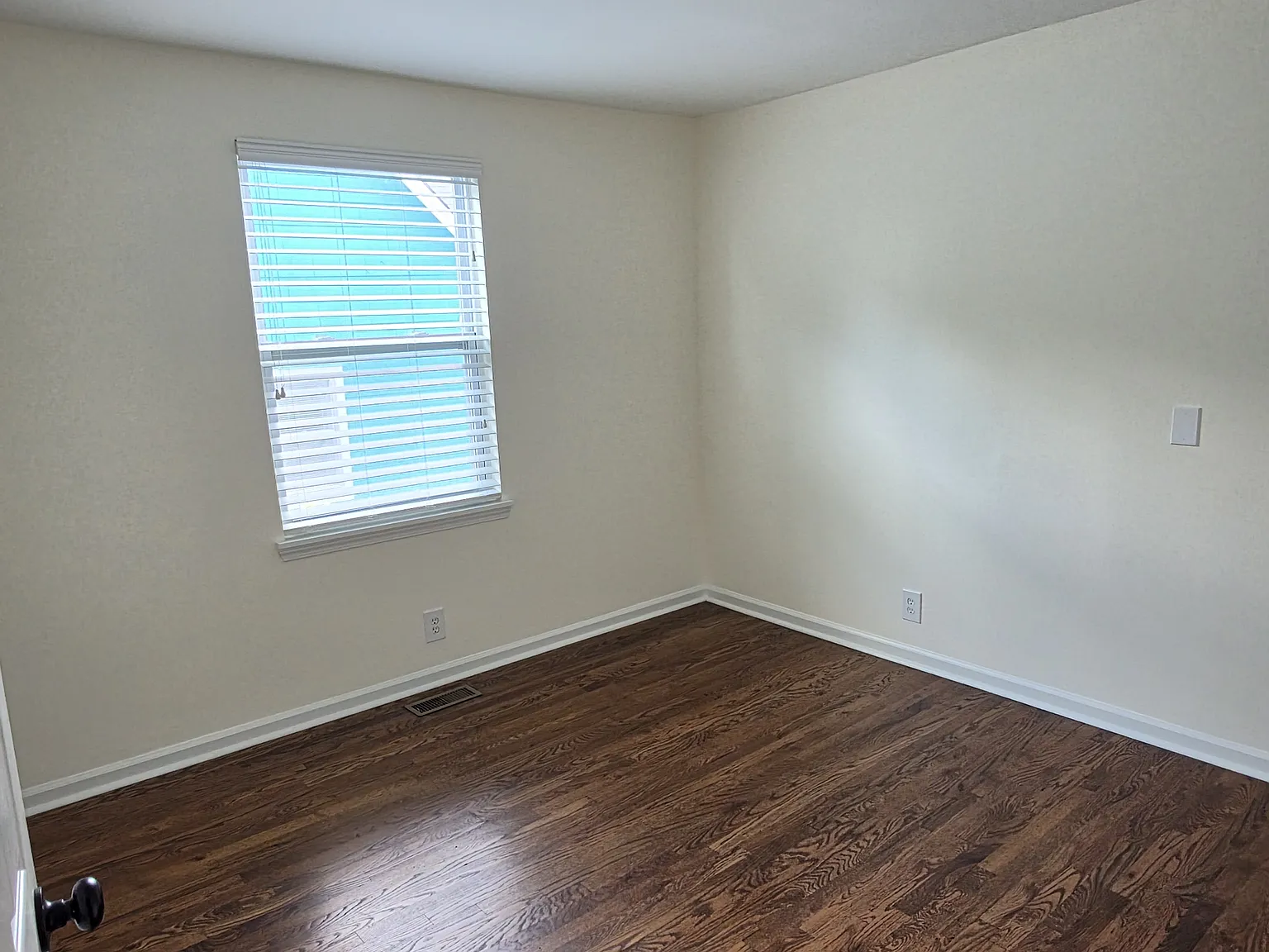 3 bed, 1320 sqft, $2,450 — Photo 3