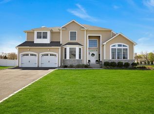 27 Country View Ln, Greenlawn, NY 11740