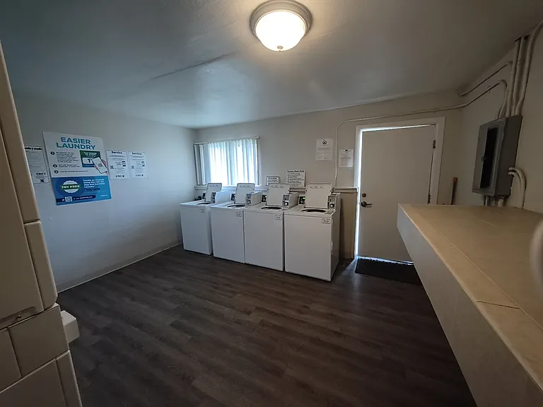 Laurel Village — Photo 18