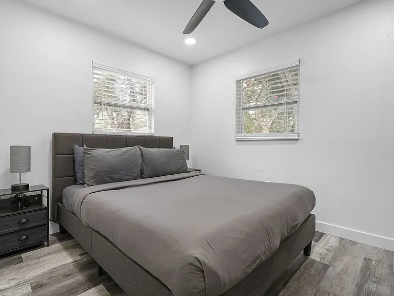 4303 W Woodlawn Ave — Photo 16